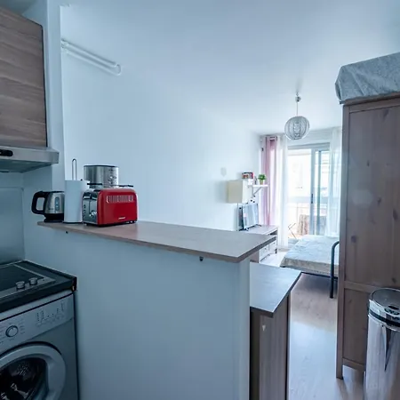 Charming Studio With Balcony In Nation * Parijs