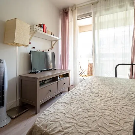 Charming Studio With Balcony In Nation Apartamento *